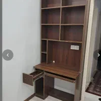 قفسه کتاب و کامپیوتر