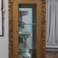 یک گنجه و یک گلدان