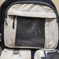 کوله پشتی به رنگ سیاه و طوسی.