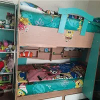 تخت دو طبقه و ویترین