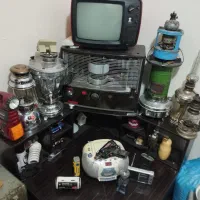 چراغ زنبوری تلویزیون و تعدادی اشیا قدیمی