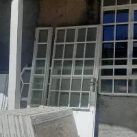 درب ورودی(هال) ساختمان و پنجره