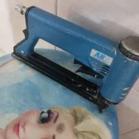 یک دستگاه استپ منگنه کوب بادی