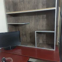 میز و کتابخانه