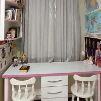 میز تحریر و کتابخانه