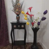 میز تلفن به همراه دو گلدان
