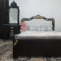 تخت خواب و میز آرایشی زیبا و سالم