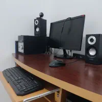 کامپیوتر کامل با میز و اسپیکر قوی