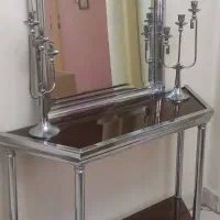 آینه و شمعدان به همراه میز