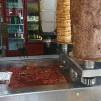 کارگر ساندویچی فست فود ماهر وساده