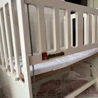 تخت گهواره ای کنار مادر