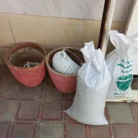 گلدان سفالی و خاک گلدان