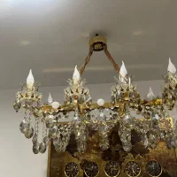 دوعدد لوستر  یه عدد ساعت ویک میز زیر تلوزیون