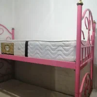 تخت فلزی دوطبقه و ۲عدد تشک طبی و یک تخت فلزی حیاطی