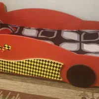 تخت و کتابخانه کودک