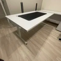 میز کار و کامپیوتر بزرگ