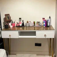 میز در حد نو با شیشه ی سالم