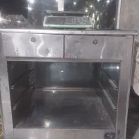 یک عدد میز جلو صندوقی به فروش می رسد