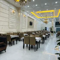 یک صندوقدار. خانم. نیازمندیم