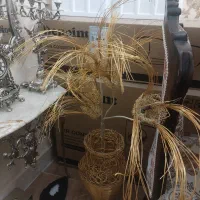 آباژور مسی کنار مبلی طلایی