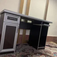 میز اداری و کامپیوتر