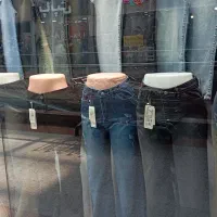 همکار فروشنده خانم