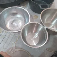 دوعدد کاسه استیل کوچیک ومتوسط .ابکش دسته دار بلند