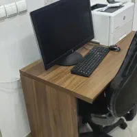 سیستم کامپیوتر با پرینتر و میز و صندلی