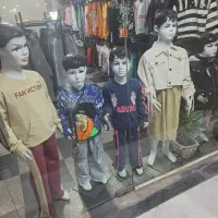 تعداد زیادی لباس بچگانه با وسایل بفروش میرسه