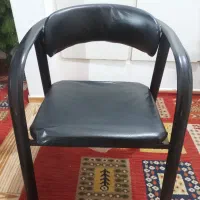 صندلی چرخ دار و ۵ عدد صندلی اداری و یک عدد میز