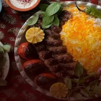 همکار خانم در غذاخوری