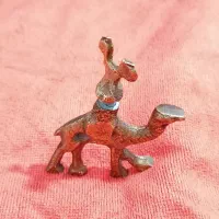 سرمه دان قدیمی برنجی دکوری با تصویر شتر وباسر خروس|کلکسیون اشیاء عتیقه|ارومیه, |دیوار