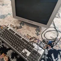 مانیتور کامپیوتر همراه کیبورد