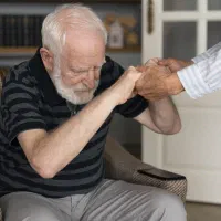 مراقبت و نگهداری از سالمند با اسکان در منزل