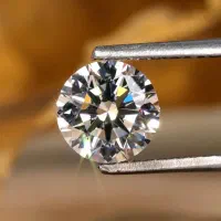 یک قطعه الماس موزانایت رنگ استیلی یک قیراطی