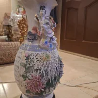 گلدان چینی با گل و مجسمه برجسته