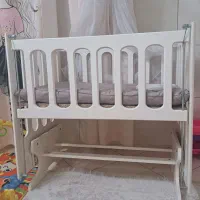 تخت کنار مادر