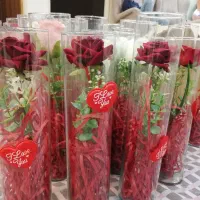 گل مصنوعی با گلدانهای شیشه ای استوانه ای