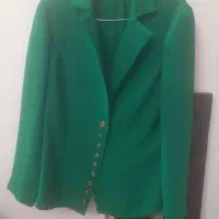 کت زنانه سبز رنگ وصورت یاسرخابیرنگ.