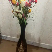 گلدان دکوراتیو بلند مشکی با گل مصنوعی