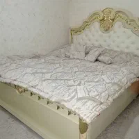 تخت خواب با همراه میز آرایش ودو عدد کنسول