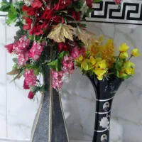 گلدان و گل مصنوعی