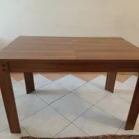 یکعدد میز ۴ نفره با قابلیت تبدیل شدن به ۶ نفره