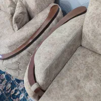 مبل راحتی همراه یک جلومبلی بزرگ و دوکوچک|مبلمان خانگی و میز عسلی|لالجین, |دیوار