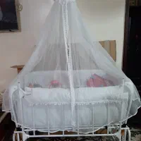 تخت کنار مادر