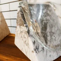 گلدان هرمی شیشه ای|گل مصنوعی|آفتاب, |دیوار