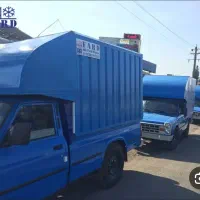 کار گر ساده برای پخش مواد غذای