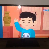 تلویزیون ۳۲ اینچ به همراه میز