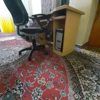 یک عدد میز کامپیوتر وصندلی و مانیتور قدیمی