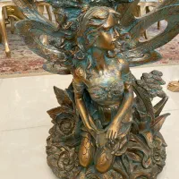 میز کنار مبلی از جنس رزین